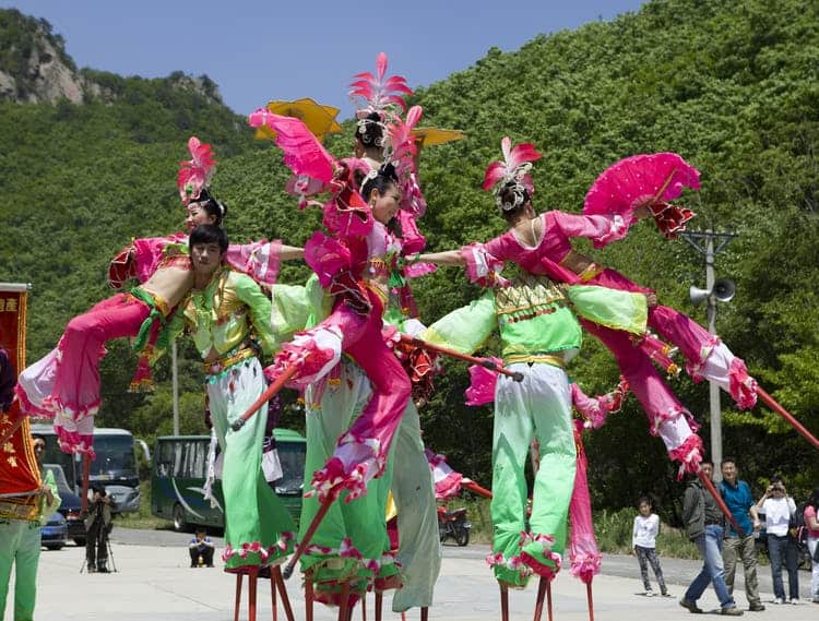festival chino de la linterna de año nuevo, artistas de zancos