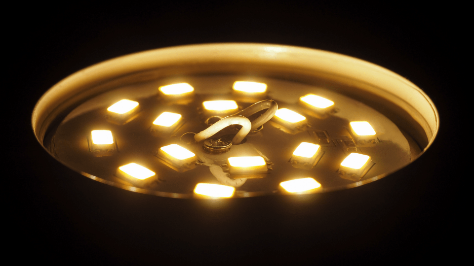 luces LED brillan cuando se apagan