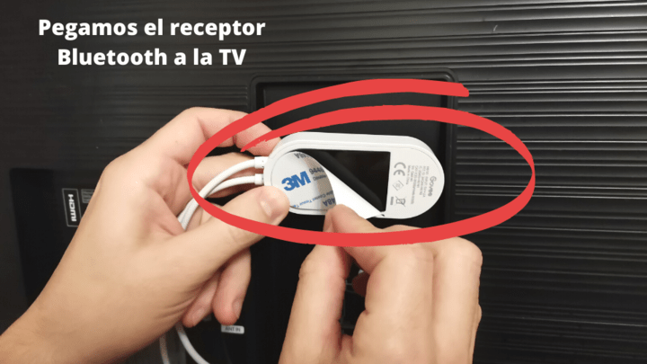 Pega el receptor de Bluetooth en la parte trasera de la TV